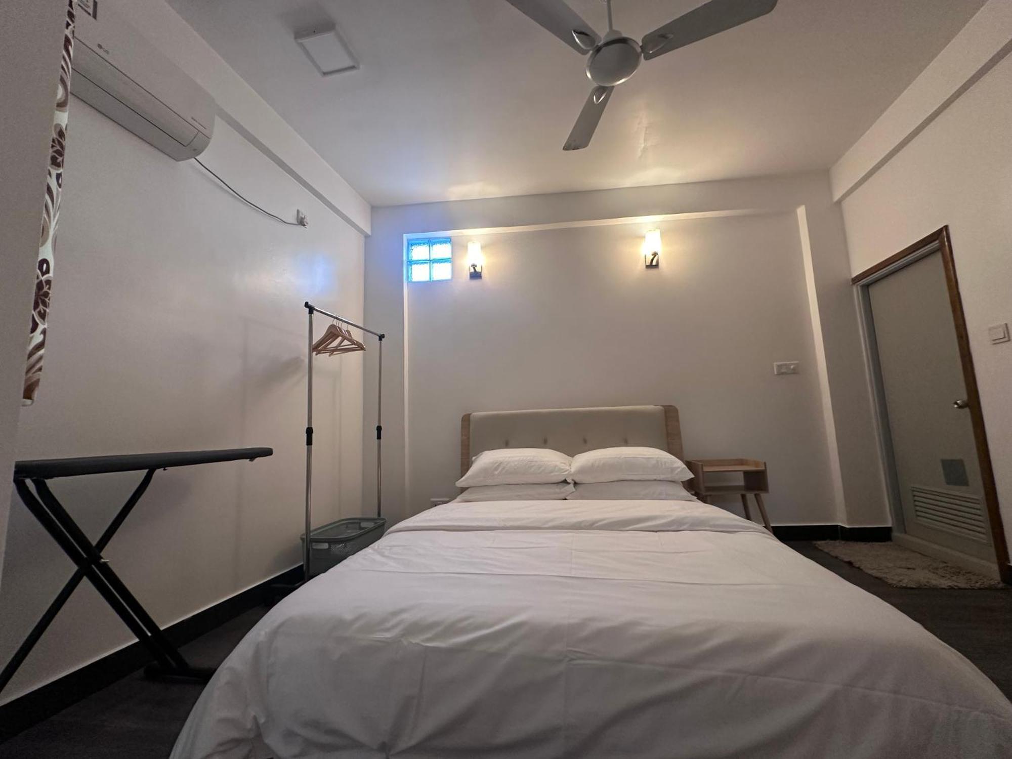 Riviera Cove - 1 Bedroom With Living & Kitchen Male