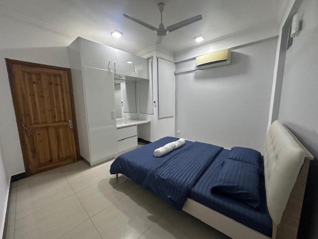 Riviera Cove - 1 Bedroom With Living & Kitchen * Male