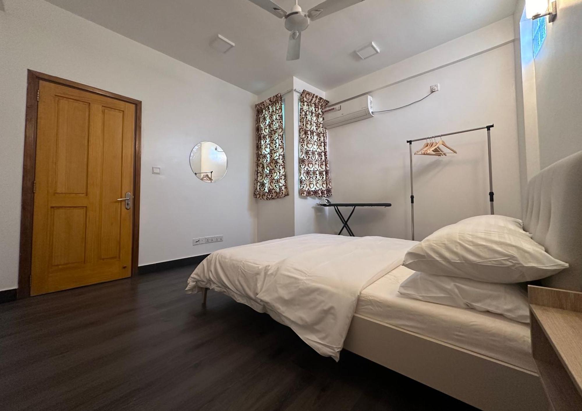 Riviera Cove - 1 Bedroom With Living & Kitchen Apartment Male